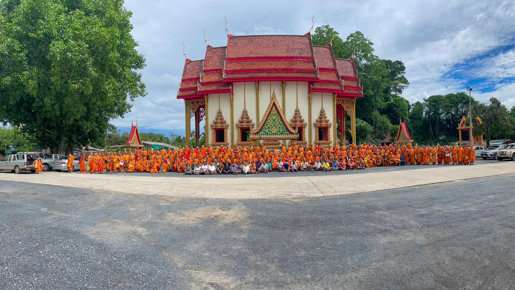 วมถวายน้ำปานะ แด่พระภิกษุสงฆ์ผู้มาปฏิบัติศาสนะกิจ

การลงอุโบสถ สวดพระปฎิโมกข์ ครั้งที่ ๑