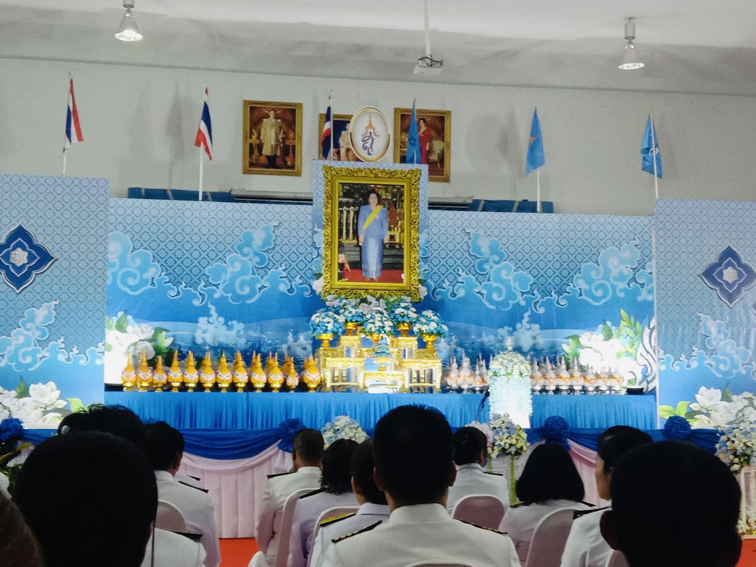 พิธีถวายเครื่องราชสักการะและวางพานพุ่มและพิธีจุดเทียนถวายพระพรชัยมงคล เนื่องในวันเฉลิมพระชนมพรรษาสมเด็จพระนางเจ้าสิริกิติ์ พระบรมราชินีนาถ พระบรมราชชนนี พันปีหลวง

๑๒ สิงหาคม ๒๕๖๖