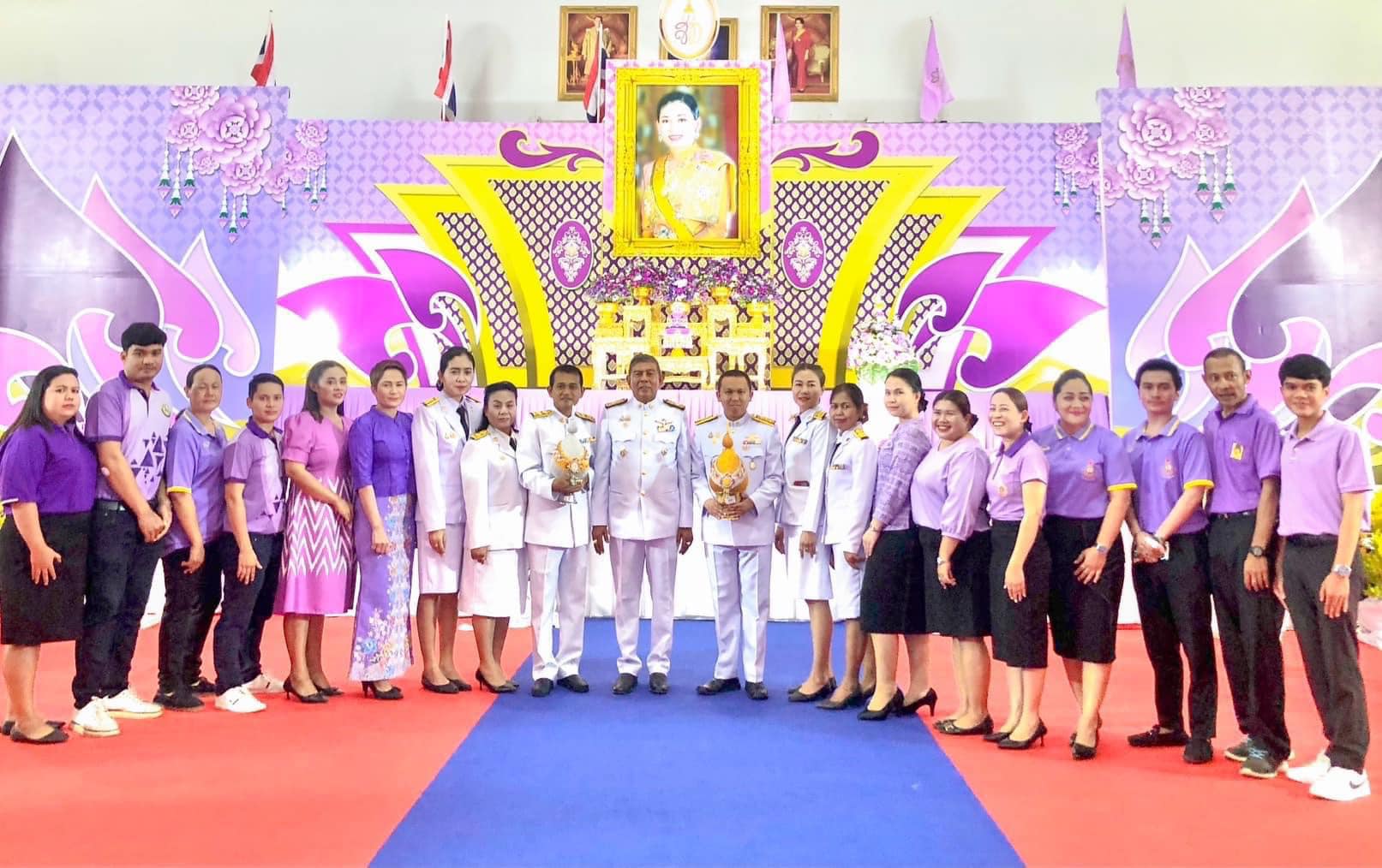ภาพกิจกรรมการเข้าร่วมพิธีถวายเครื่องราชสักการะและวางพานพุ่มจุดเทียนถวายพระพรชัยมงคล เนื่องในโอกาสวันเฉลิมพระชนมพรรษา สมเด็จพระนางเจ้าสุทิดา พัชรสุธาพิมลลักษณ พระบรมราชินี