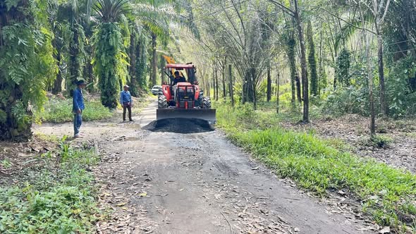 🛣️ ลงพื้นที่ถมหลุมบ่อพื้นผิวถนนจากน้ำท่วมขังถนนสาธารณะถนนสายนายสมพร หมู่ที่ 7