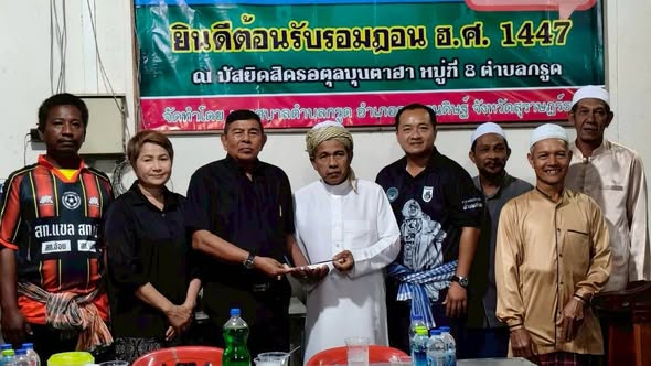 🗓️ วันจันทร์ที่ 23 กุมภาพันธ์ 2569 
เวลา 18:30 น. 
#เทศบาลตำบลกรูด 
นำโดยนายจรงค์ ชุมสุข นายกเทศมนตรีตำบลกรูด เป็นประธานในพิธีเปิดโครงการรอมฎอนสัมพันธ์ ประจำปีงบประมาณ พ.ศ.2569 พร้อมด้วยหัวหน้าฝ่ายปกครอง สมาชิกสภาเทศบาลตำบลกรูด  และเจ้าหน้าที่เทศบาลตำบลกรูด #ร่วมโครงการรอมฎอนสัมพันธ์ ประจำปีงบประมาณ พ.ศ.2569