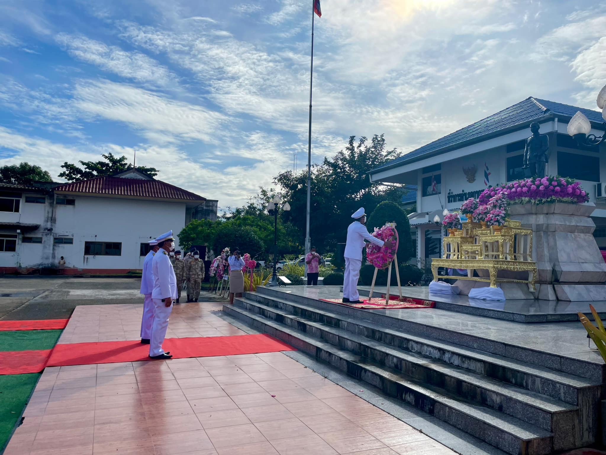พิธีวางพวงมาลา เพื่อน้อมรำลึกในพระมหากรุณาธิคุณเนื่องในวันคล้ายวันสวรรคตพระบาทสมเด็จพระจุลจอมเกล้าเจ้าอยู่หัว