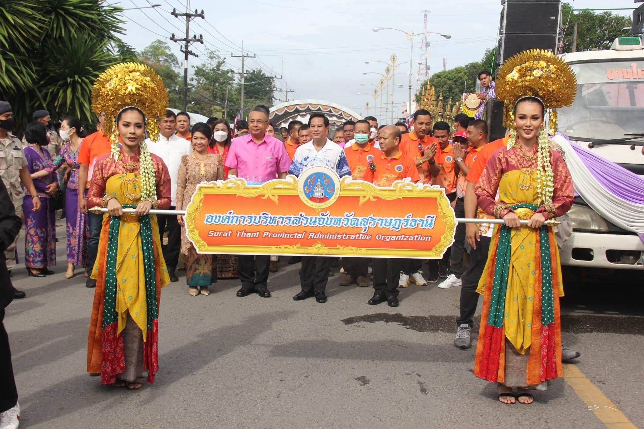 ร่วมพิธีเปิดและปล่อยขบวนแห่เรือพนมพระทางบก  