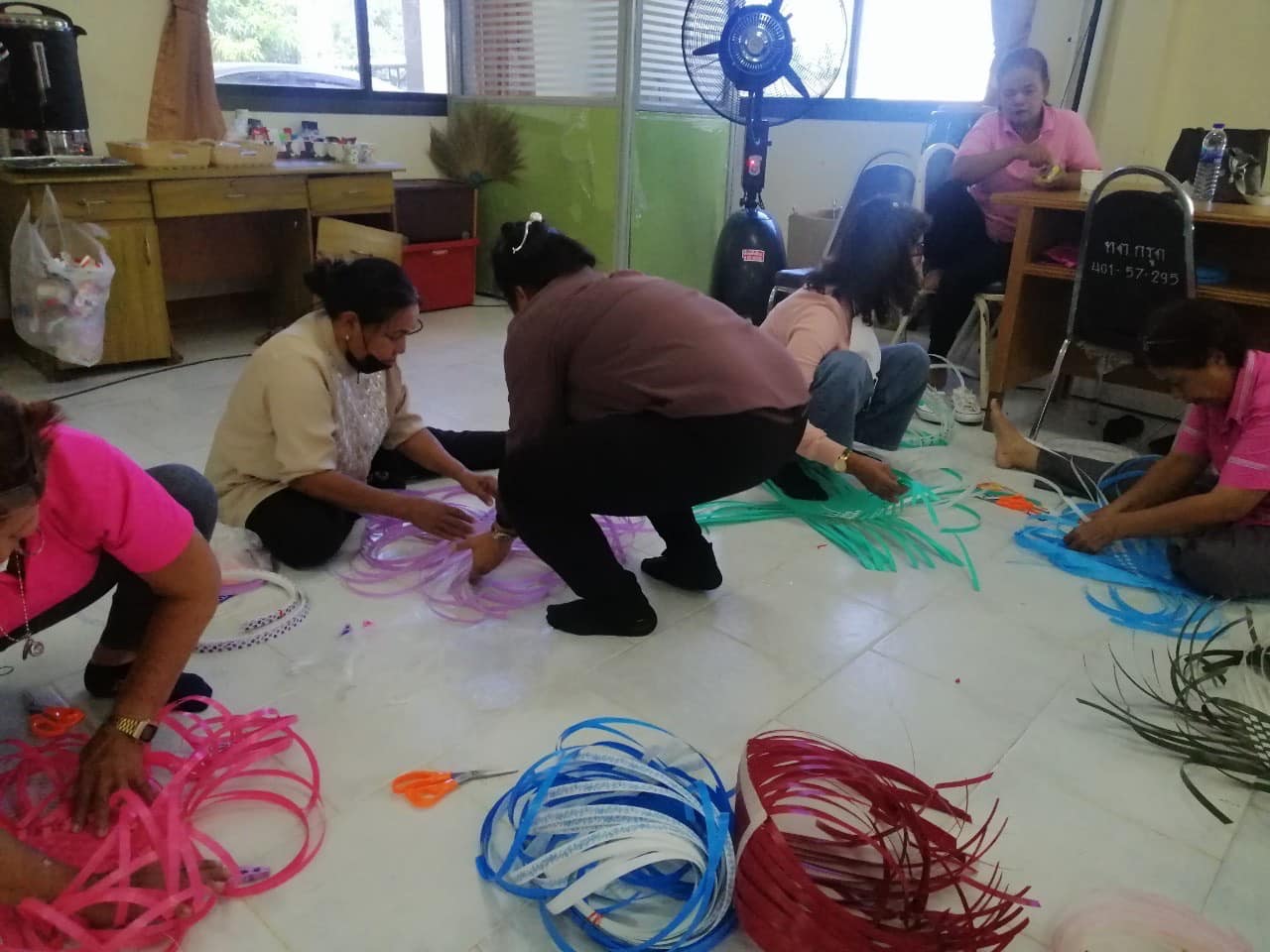 โครงการฝึกอบรมสร้างอาชีพและการมีงานทำ หลักสูตรฝึกอาชีพการสานตะกร้าพลาสติก