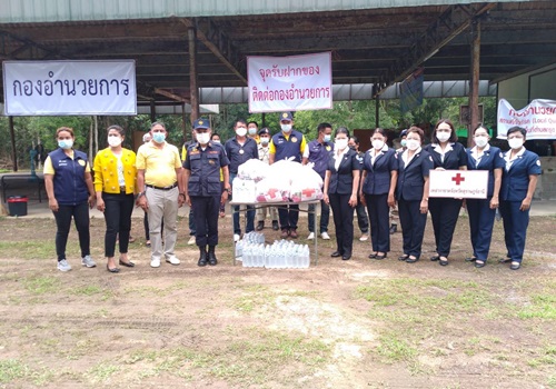 วันจันทร์ที่ 24 พฤษภาคม พ.ศ. 2564 เวลาประมาณ 13.00 น. นางอุรสา  จิตโต นายกเหล่ากาชาดจังหวัดสุราษฎร์ธานี พร้อมด้วย ว่าที่ร.ท.สมชาย เรืองจันทร์ นายอำเภอกาญจนดิษฐ์ และคณะได้เดินทางตรวจเยี่ยมให้กำลังใจผู้กักตัว และเจ้าหน้าที่ที่ปฏิบัติงาน ณ สถานกักกันโรค (Local Quarantine) ค่ายลูกเสือบ้านแม่โมกข์  โดยมี นายจรงค์  ชุมสุข นายกเทศมนตรีตำบลกรูด  พร้อมด้วยคณะผู้บริหาร สมาชิกสภาเทศบาล นายนำโชค ผ่องแผ้ว กำนันตำบลกรูด นายวีรวัฒน์  เมืองน้อย ปลัดเทศบาล ผอ.รพ.สต.กรูด เจ้าหน้าที่เทศบาล และเจ้าหน้าที่ที่เกี่ยวข้อง ให้การต้อนรับ และนายกเทศมนตรีตำบลกรูด ได้รายงานข้อมูล สถานการณ์ของสถานกักกันโรค (Local Quarantine) ให้แก่ นายกเหล่ากาชาดจังหวัดสุราษฎร์ธานี และนายอำเภอกาญจนดิษฐ์ ทราบถึงข้อมูล และสถานการณ์ ณ ปัจจุบัน ในการนี้ นายกเหล่ากาชาดจังหวัดสุราษฎร์ธานี ได้มอบถุงยังชีพและน้ำดื่ม เพื่อมอบให้แก่ผู้กักตัว 14 วัน ต่อไป และต่อมาเวลา 13.50 น. กลุ่ม kandit biker มอบเครื่องทำน้ำเย็น/ร้อน ให้แก่สถานกักกันโรค (Local Quarantine) ค่ายลูกเสือบ้านแม่โมกข์  โดยมี นายจรงค์  ชุมสุข นายกเทศมนตรีตำบลกรูด พร้อมด้วยนายวีรวัฒน์  เมืองน้อย ปลัดเทศบาล เป็นตัวแทนรับมอบ