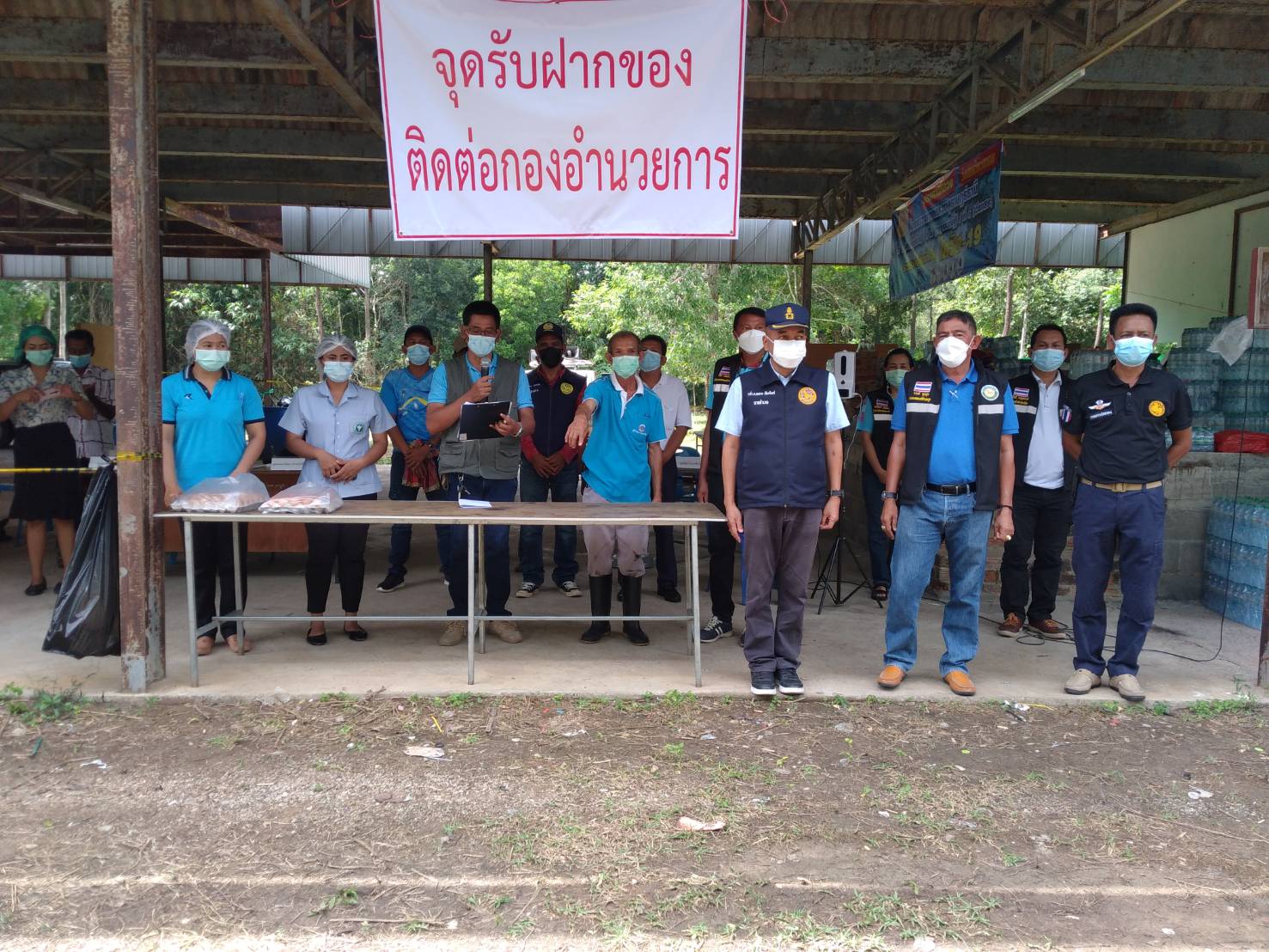 วันศุกร์ ที่ 28 พฤษภาคม พ.ศ. 2564 ว่าที่ร.ท.สมชาย เรืองจันทร์ นายอำเภอกาญจนดิษฐ์ เดินทาง  ตรวจเยี่ยมให้กำลังใจผู้กักตัว และเจ้าหน้าที่ที่ปฏิบัติงาน ณ สถานกักกันโรค (Local Quarantine) ค่ายลูกเสือ      บ้านแม่โมกข์  ในการนี้ นายจรงค์  ชุมสุข นายกเทศมนตรีตำบลกรูด  พร้อมด้วยคณะผู้บริหาร สมาชิกสภาเทศบาล นายนำโชค ผ่องแผ้ว กำนันตำบลกรูด นายวีรวัฒน์  เมืองน้อย ปลัดเทศบาล ผอ.รพ.สต.กรูด เจ้าหน้าที่เทศบาล และเจ้าหน้าที่ที่เกี่ยวข้อง ให้การต้อนรับ และนายอำเภอกาญจนดิษฐ์ ได้มอบถุงยังชีพและน้ำดื่ม ให้แก่ผู้กักตัวครบ 14 วัน เพื่อใช้ในการบริโภค ต่อไป