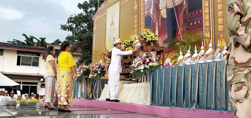 ร่วมพิธีถวายเครื่องราชสักการะ และจุดเทียนถวายพระพรชัยมงคล ณ บริเวณที่ว่าการอำเภอกาญจนดิษฐ์